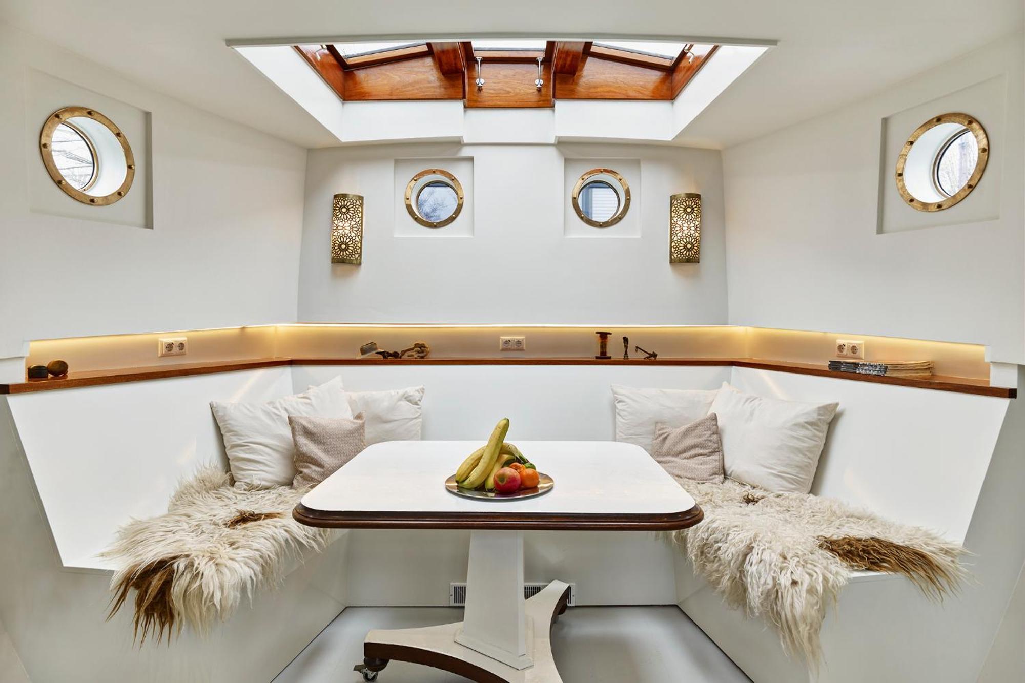A304 Romantic Seaship In Top Center 암스테르담 외부 사진